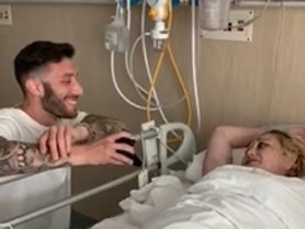 Un bărbat și-a cerut în căsătorie iubita aflată pe patul de spital. După două zile, ea a murit